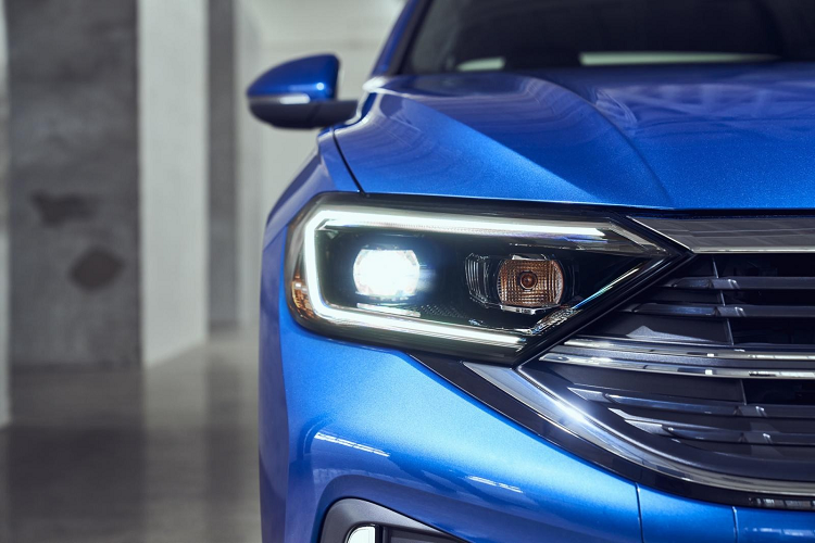 Về ngoại hình, Volkswagen Jetta 2022 nâng cấp cũng được hãng xe Đức thay đổi đôi chút đề phù hợp với trang bị động cơ mạnh mẽ hơn. Theo đó, cản sốc trước và sau của Volkswagen Jetta 2022 sẽ có màu sắc trùng với màu ngoại thất xe, cùng với đó là bổ sung thêm tùy chọn lazăng mang đến cho khách hàng nhiều lựa chọn. Bên cạnh đó, Volkswagen cũng thêm vào 2 thanh chắn crôm bóng cắt ngang logo VW trên lưới tản nhiệt.