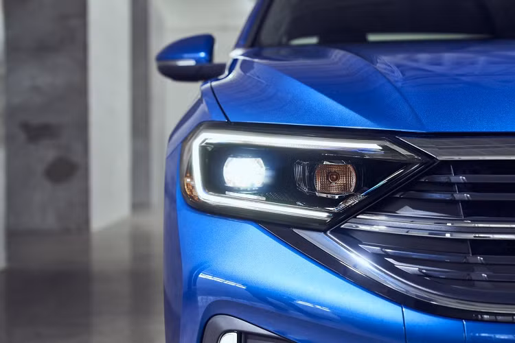 Về ngoại hình, Volkswagen Jetta 2022 nâng cấp cũng được hãng xe Đức thay đổi đôi chút đề phù hợp với trang bị động cơ mạnh mẽ hơn. Theo đó, cản sốc trước và sau của Volkswagen Jetta 2022 sẽ có màu sắc trùng với màu ngoại thất xe, cùng với đó là bổ sung thêm tùy chọn lazăng mang đến cho khách hàng nhiều lựa chọn. Bên cạnh đó, Volkswagen cũng thêm vào 2 thanh chắn crôm bóng cắt ngang logo VW trên lưới tản nhiệt.