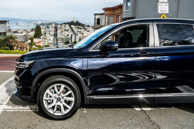 Bên trong mẫu ôtô điện Trung Quốc này, người dùng sẽ thấy bảng đồng hồ kỹ thuật số với màn hình LCD 12,3 inch, màn hình cảm ứng 12,8 inch của hệ thống thông tin giải trí, điều hòa tự động 4 vùng, tính năng ra lệnh bằng giọng nói, hệ thống âm thanh vòm 8 loa, 4 cổng USB, kết nối Bluetooth, nút bấm khởi động máy và vô lăng đa chức năng bọc da. 