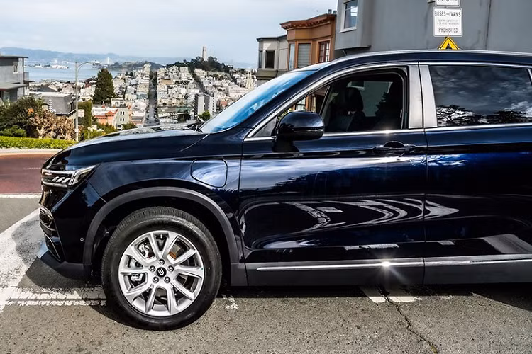 Bên trong mẫu ôtô điện Trung Quốc này, người dùng sẽ thấy bảng đồng hồ kỹ thuật số với màn hình LCD 12,3 inch, màn hình cảm ứng 12,8 inch của hệ thống thông tin giải trí, điều hòa tự động 4 vùng, tính năng ra lệnh bằng giọng nói, hệ thống âm thanh vòm 8 loa, 4 cổng USB, kết nối Bluetooth, nút bấm khởi động máy và vô lăng đa chức năng bọc da. 