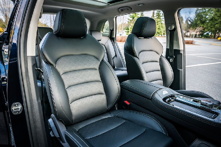 Những trang bị đáng chú ý khác bên trong mẫu SUV Trung Quốc này bao gồm sạc điện thoại thông minh, hệ thống đèn viền Ambient Lighting, ổ điện 220 V, lọc bụi mịn PM2.5, kính màu tối ở cửa sổ sau, gương chiếu hậu chống chói và cửa sổ trời toàn cảnh Panorama. 