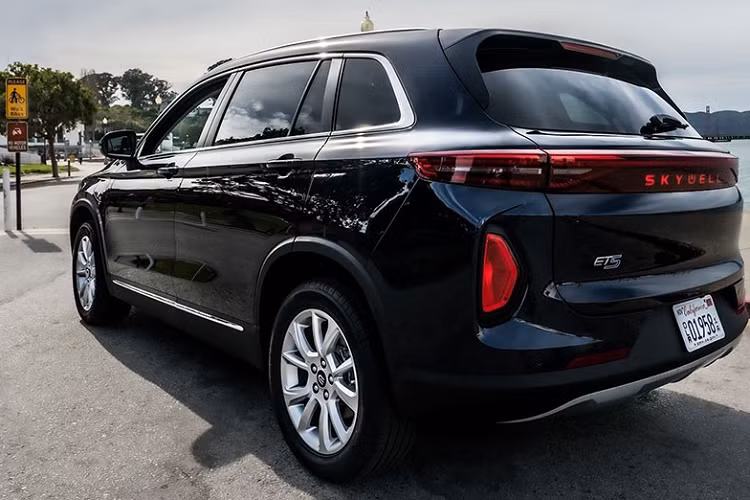 Cuối cùng là những trang bị an toàn như hệ thống kiểm soát hành trình thích ứng, phanh khẩn cấp tự động, cảnh báo chệch làn đường, hỗ trợ giữ làn đường, hỗ trợ khởi hành ngang dốc, nhận biết biển báo tốc độ, phanh đỗ xe tự động, camera lùi, camera 360 độ và đèn pha thích ứng. 