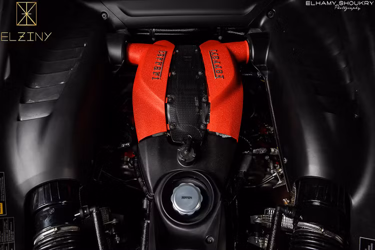 Đáng chú ý nhất là bộ ghế đua có tên Daytona Racing Seat có thiết kế thể thao, đây cũng là tuỳ chọn có giá bán cao nhất được Ferrari tung ra thị trường. Bộ ghế chỉnh cơ này có phần khung được làm từ sợi carbon siêu nhẹ giúp giảm khối lượng cho F8 Tributo thay vì sử dụng ghế chỉnh điện thông thường. Ngoài ra, ghế ngồi còn được bọc da Alcantara, tựa đầu ghế thêu logo "ngựa chồm" màu vàng và dây đai an toàn cũng có tông màu tương tự.