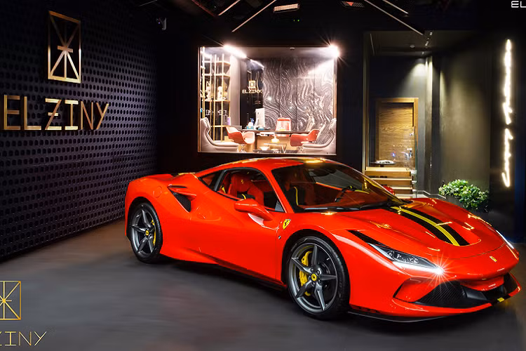 Bên cạnh đó, vật liệu sợi carbon còn xuất hiện trên vô-lăng, lẫy chuyển số, ốp bảng đồng hồ và đường viền trên bảng táp-lô của xe. Vô-lăng được tích hợp nút khởi động, hệ thống Manettino, lẫy chuyển số và có tuỳ chọn bề mặt đồng hồ vòng tua màu vàng. Xe sử dụng hệ thống âm thanh cao cấp của JBL. Ở khu vực ghế phụ, tên xe "F8 Tributo" được sơn vàng và đính thêm một tấm biển kim loại cỡ nhỏ khắc tên phiên bản Modena Italy Special Edition, đi kèm với chữ ký của nhà sáng lập thương hiệu siêu xe nước Ý - Enzo Ferrari.