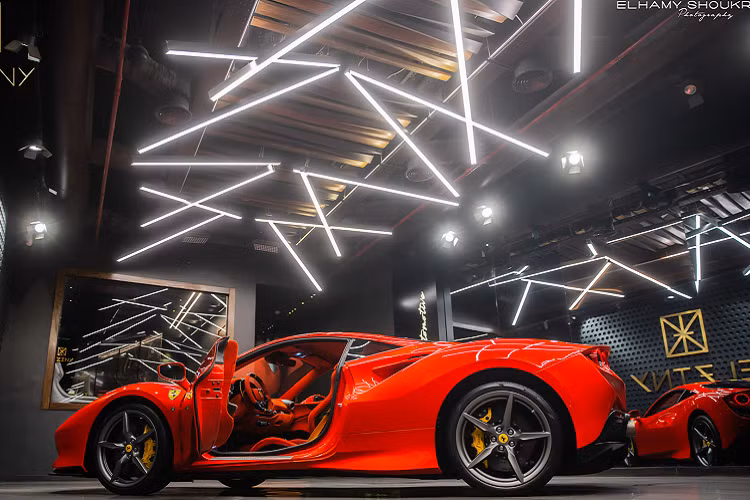 Xuất hiện trong bài viết là một chiếc Ferrari F8 Tributo đặc biệt khi chỉ được sản xuất duy nhất 1 xe trên toàn cầu, đó chính là "siêu ngựa" F8 Tributo Modena Italy - phiên bản độc đáo với diện mạo được lấy cảm hứng từ người anh em 488 Pista.