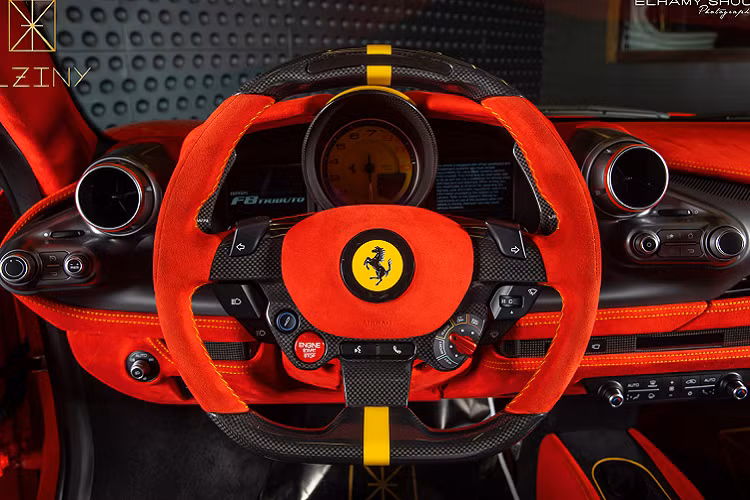 Bộ khuếch tán cũng được làm lại theo hướng khí động học hơn với nhiều khe chia gió, đồng thời là phần đuôi xe được vuốt cao với một khe thoát khí ở vị trí chính giữa. Khe gió này tận dụng luồng khí chạy qua thân xe để gia tăng lực ép với mặt đường cho Ferrari F8 Tributo. Xe được trang bị nắp động cơ bằng kính trong suốt, khoe vẻ đẹp của khối động cơ V8 mạnh mẽ.