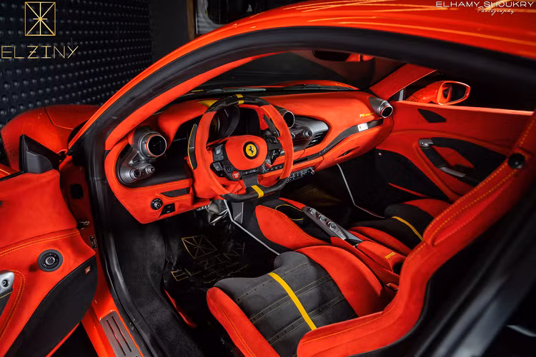 Ở góc nhìn ngang, thân xe của F8 gợi cho chúng ta cảm giác hoài cổ khi liên tưởng đến hai thế hệ tiền nhiệm 458 Italia và 488 GTB khi đều sở hữu thiết kế đầy quyến rũ nhưng lại không kém phần khí động học. Khiên Scuderia đặt ở cuối cột A và phía sau có sự xuất hiện của một khe hút gió hầm hố.