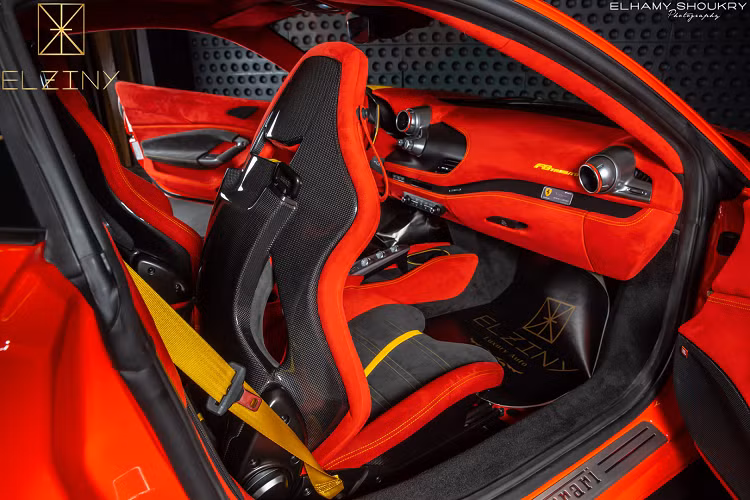 Chiếc F8 Tributo Modena Italy được trang bị bộ mâm 5 chấu đơn sơn màu nòng súng. Ẩn phía sau mâm xe là hệ thống phanh đĩa hiệu suất cao bao gồm cùm phanh Brembo sơn vàng nổi bật, kết hợp cùng đĩa phanh carbon ceramic có khả năng chịu nhiệt ấn tượng. Tương tự phần đầu xe, cản sau của F8 Tributo gây ấn tượng với tạo hình hoàn toàn mới. Sự xuất hiện của cụm đèn hậu tròn kép được lấy cảm hứng từ mẫu xe đàn anh Ferrari F430, hai khe thoát khí uốn lượn và trang bị cụm ống xả kép giống thế hệ 488.