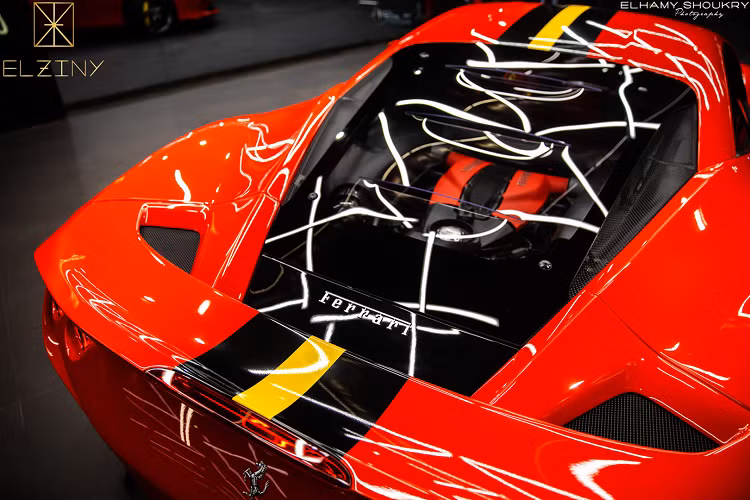 Ống dẫn khí này được Ferrari đưa vào sử dụng lần đầu tiên trên mẫu xe 488 Pista, chi tiết này giúp tăng lực ép cho phần đầu xe, mang lại tính ổn định khi vận hành ở tốc độ cao. Ngoài ra, phần đầu xe còn được trang bị hai líp trước cỡ nhỏ cùng 6 khe thoát khí chia đều cho hai bên, đi cùng với đó là cụm đèn chiếu sáng được thu nhỏ lại, đem đến cái nhìn hiện đại hơn.