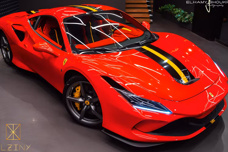 Điểm nhấn lớn nhất chính là sự xuất hiện của một đường sọc to bản mang 2 tông màu đen và vàng được kéo dài từ phần đầu đến đuôi xe. Đây là chi tiết chúng ta chỉ thường bắt gặp được trên những phiên bản nâng cấp như 458 Speciale hay 488 Pista. Ngoại thất của xe được khoác lên lớp áo màu đỏ Rosso Corsa truyền thống của thương hiệu siêu xe lâu đời bậc nhất thế giới. Vì thế mà diện mạo đầy thể thao của "siêu ngựa" là sự kết hợp giữa 3 tông màu đỏ, đen và vàng.