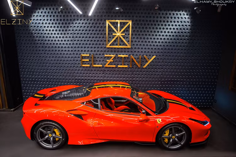 Ferrari F8 Tributo Modena Italy vẫn được trang bị khối động cơ V8 tăng áp kép, có dung tích 3.9 lít được cải tiến so với người tiền nhiệm 488 GTB và sở hữu sức mạnh ngang chiếc 488 Pista.