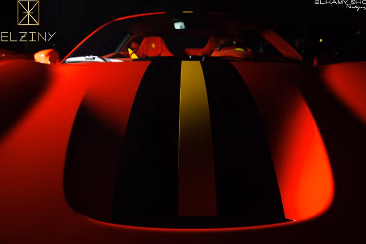 Thông qua bộ ảnh cực độc của nhiếp ảnh gia Elhamy Shoukry, chúng ta giờ đây đã có được cái nhìn cận cảnh hơn về một phiên bản "hàng hiếm" đang thuộc sở hữu của một người chơi xe tại Ai Cập. Về tổng thể, thiết kế của phiên bản Ferrari F8 Tributo Modena Italy độc bản không có sự khác biệt so với một chiếc F8 Tributo tiêu chuẩn.