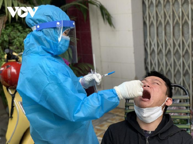 Lấy mẫu xét nghiệm ở vùng có nguy cơ tại TP.HCM.