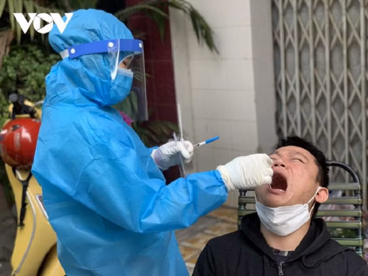 Lấy mẫu xét nghiệm ở vùng có nguy cơ tại TP.HCM.