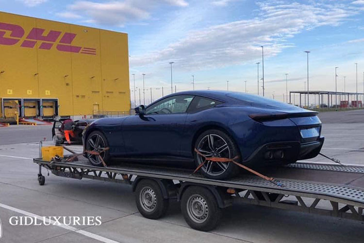 Cung cấp sức mạnh cho Ferrari Roma là động cơ tăng áp kép V8 3.9L, sản sinh công suất 612 mã lực và mô-men xoắn 759 Nm. Đi kèm hộp số ly hợp kép 8 cấp, siêu ngựa có thể tăng tốc 0-100 km/h trong 3,4 giây, tốc độ tối đa đạt hơn 320 km/h. Roma được xem là đối thủ cạnh tranh trực tiếp với Mercedes-AMG GT R và Aston Martin Vantage.