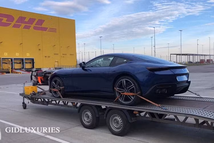 Cung cấp sức mạnh cho Ferrari Roma là động cơ tăng áp kép V8 3.9L, sản sinh công suất 612 mã lực và mô-men xoắn 759 Nm. Đi kèm hộp số ly hợp kép 8 cấp, siêu ngựa có thể tăng tốc 0-100 km/h trong 3,4 giây, tốc độ tối đa đạt hơn 320 km/h. Roma được xem là đối thủ cạnh tranh trực tiếp với Mercedes-AMG GT R và Aston Martin Vantage.