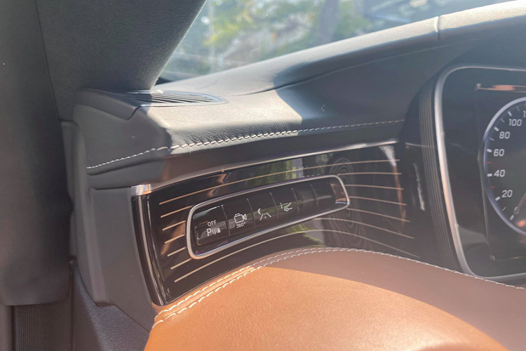 Cản trước, cản sau và ốp sườn xe kiểu thể thao AMG Line. Lưới tản nhiệt với họa tiết kim cương và ngôi sao 3 cánh ở chính giữa. Xe sử dụng “dàn chân” lắp mâm AMG 20 inch đa chấu. Tuy nhiên, chủ xe đã nâng cấp lên mâm của siêu sang Mercedes-Maybach để tăng giá trị và độ sang trọng cho chiếc Coupe.