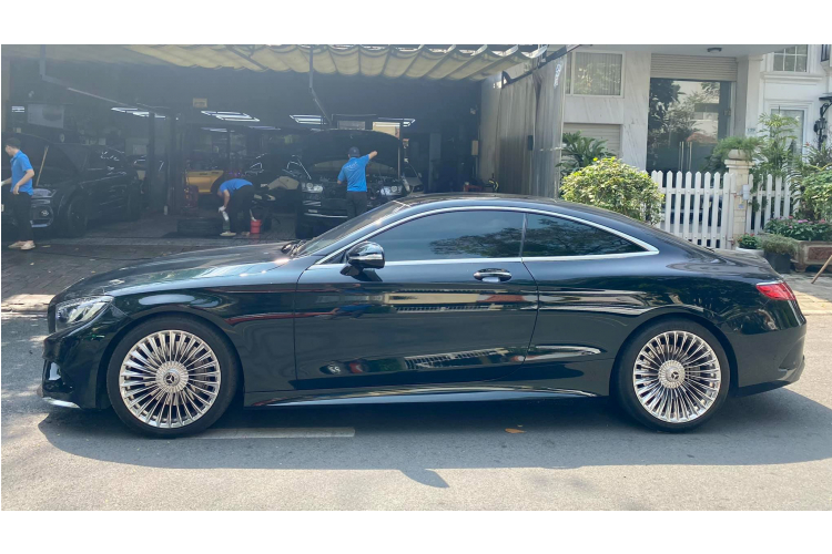 Mặt táp-lô bọc da Nappa với đường viền chỉ trang trí Ốp bệ cửa với logo “Mercedes-Benz” phát sáng. S400 Coupe sở hữu cửa sổ trời siêu rộng Panorama chỉnh điện, hệ thống đèn viền nội thất có thể điều chỉnh 7 màu sắc và cả độ sáng. Xe sở hữu Hệ thống hỗ trợ quan sát ban đêm Night View Assist Plus, Hệ thống Magic Vision Control với cần gạt nước mưa thích ứng, treo khí nén Airmatic, hệ thống hỗ trợ phanh chủ động và hơn nữa...