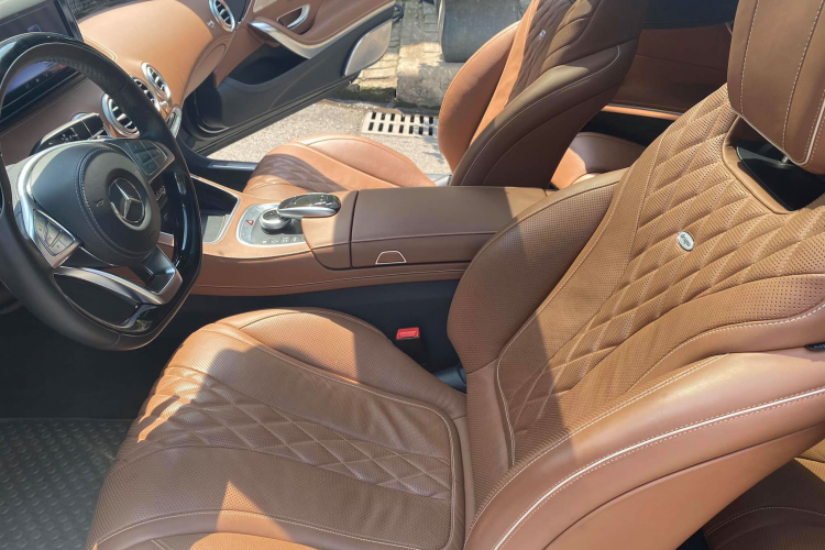 Nhờ đó, chiếc Coupe cỡ lớn có thể tăng tốc từ 0 – 100 km/h chỉ trong 5,6 giây, trước khi đạt tốc độ tối đa được giới hạn điện tử ở mức 250 km/h. Động cơ V6 trên chiếc S400 4Matic Coupe này cũng là dòng động cơ V6 cuối cùng của Mercedes-Benz, trước khi hãng xe Đức chuyển sang sử dụng dòng máy 6 xy-lanh thẳng hàng (I6) tích hợp công nghệ mild-hybrid như hiện nay.