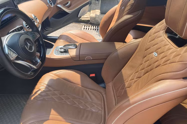 Nhờ đó, chiếc Coupe cỡ lớn có thể tăng tốc từ 0 – 100 km/h chỉ trong 5,6 giây, trước khi đạt tốc độ tối đa được giới hạn điện tử ở mức 250 km/h. Động cơ V6 trên chiếc S400 4Matic Coupe này cũng là dòng động cơ V6 cuối cùng của Mercedes-Benz, trước khi hãng xe Đức chuyển sang sử dụng dòng máy 6 xy-lanh thẳng hàng (I6) tích hợp công nghệ mild-hybrid như hiện nay.