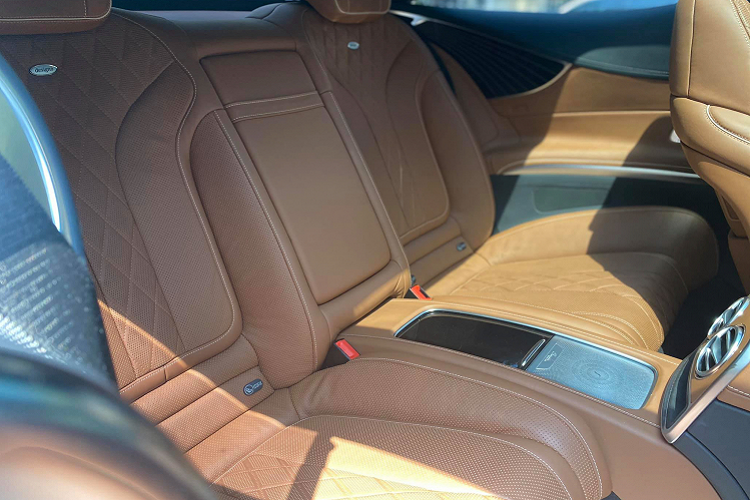 Về ngoại thất, điểm hấp dẫn của chiếc S400 4Matic Coupe 2018 này chính là màu sơn Xanh ngọc lục bảo (mã Emerald 989), đây là 1 trong 10 màu sơn có trên S400 4Matic Coupe. Nhờ đó giúp chiếc coupe này thêm độc đáo hơn. Bên cạnh đó, phần đầu xe còn được trang bị đèn pha sử dụng 4 tinh thể pha lê (của Swarovski).