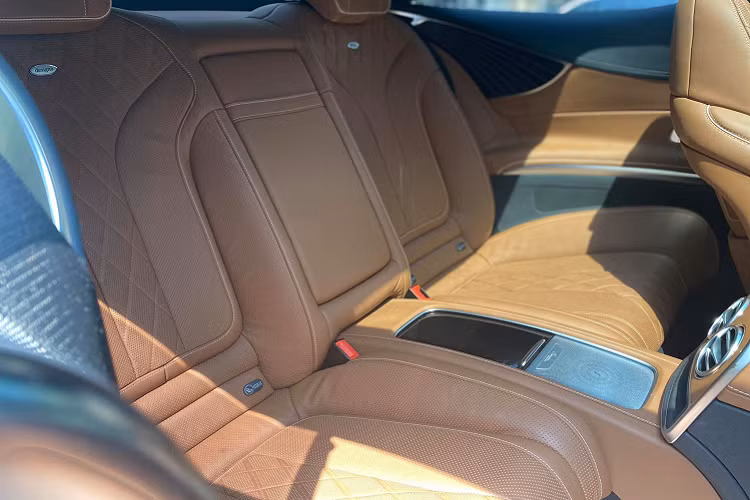 Về ngoại thất, điểm hấp dẫn của chiếc S400 4Matic Coupe 2018 này chính là màu sơn Xanh ngọc lục bảo (mã Emerald 989), đây là 1 trong 10 màu sơn có trên S400 4Matic Coupe. Nhờ đó giúp chiếc coupe này thêm độc đáo hơn. Bên cạnh đó, phần đầu xe còn được trang bị đèn pha sử dụng 4 tinh thể pha lê (của Swarovski).