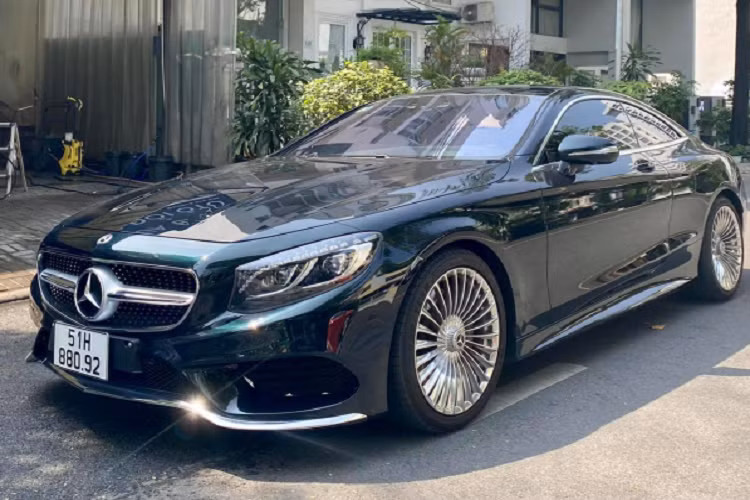 Mẫu xe sang Mercedes-Benz S-Class biến thể Coupe 2 cửa thay thế cho dòng CL-Class đã ngưng sản xuất từ năm 2014. Trước đó, dòng xe CL-Class là sản phẩm được phát triển dựa trên khung gầm của S-Class (W221) nắm giữ vai trò là chiếc coupe hạng sang cỡ lớn đầu bảng của thương hiệu “Ngôi sao ba cánh”. Tương tự như “đàn anh” CL, dòng S-Class Coupe bao gồm chiếc S400 Coupe đời 2018 được phát triển dựa trên nền tảng khung gầm của S-Class (W222).