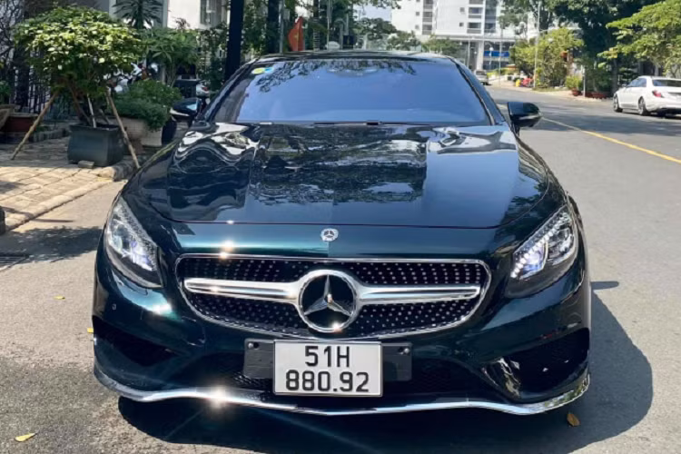 Bên cạnh giá xe Mercedes-Benz S400 Coupe 2018 thời điểm bán ra khá cao, thiết kế xe coupe 2 cửa với 4 chỗ ngồi (2+2) đặc thù của dòng Coupe cỡ lớn khiến dòng S-Class Coupe chỉ phù hợp với một nhóm khách hàng riêng biệt, có gu thẩm mỹ cao và chịu chơi. Đây là lý do khiến S400 4Matic Coupe khá kén khách tại Việt Nam.
