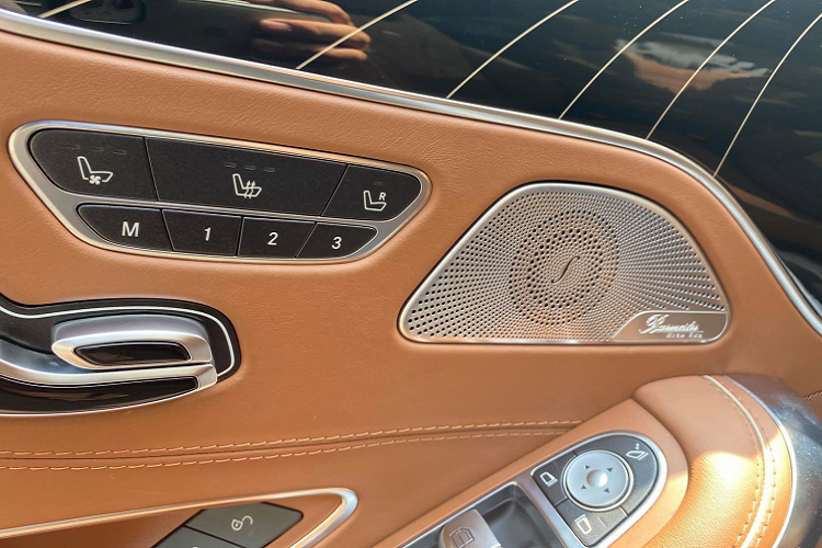 Nội thất S400 4Matic Coupe 2018 được bọc da màu Nâu (Saddle 974), hai ghế trước điều chỉnh điện. Hàng ghế trước phong cách thể thao với chỉ khâu tương phản và họa tiết kim cương. Xe sử dụng 2 màn hình màu TFT 12,3-inch trên bảng điều khiển và màn hình đa phương tiện. Nội thất ốp Gỗ Piano, vô lăng 3 chấu bọc Da tích hợp lẫy chuyển số bán tự động DIRECT SELECT phía sau.