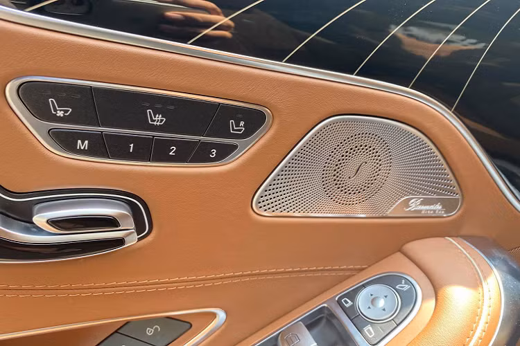 Nội thất S400 4Matic Coupe 2018 được bọc da màu Nâu (Saddle 974), hai ghế trước điều chỉnh điện. Hàng ghế trước phong cách thể thao với chỉ khâu tương phản và họa tiết kim cương. Xe sử dụng 2 màn hình màu TFT 12,3-inch trên bảng điều khiển và màn hình đa phương tiện. Nội thất ốp Gỗ Piano, vô lăng 3 chấu bọc Da tích hợp lẫy chuyển số bán tự động DIRECT SELECT phía sau.