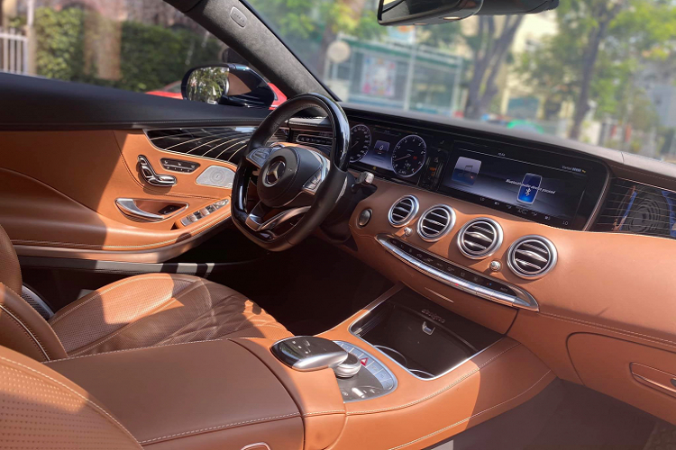 “Trái tim” của S400 4Matic Coupe 2018 là động cơ V6 dung tích 3.0L tăng áp cho công suất tối đa 367 mã lực tại vòng tua máy từ 5.500 – 6.000 vòng/phút, cùng với mô-men xoắn cực đại 500nm đạt được từ 1.800 – 4.500 vòng/phút. Sức mạnh được truyền xuống bốn bánh (4Matic), thông qua hộp số tự động 7 cấp (7G-Tronic).