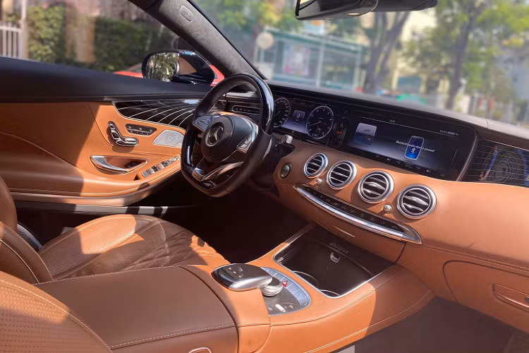 “Trái tim” của S400 4Matic Coupe 2018 là động cơ V6 dung tích 3.0L tăng áp cho công suất tối đa 367 mã lực tại vòng tua máy từ 5.500 – 6.000 vòng/phút, cùng với mô-men xoắn cực đại 500nm đạt được từ 1.800 – 4.500 vòng/phút. Sức mạnh được truyền xuống bốn bánh (4Matic), thông qua hộp số tự động 7 cấp (7G-Tronic).