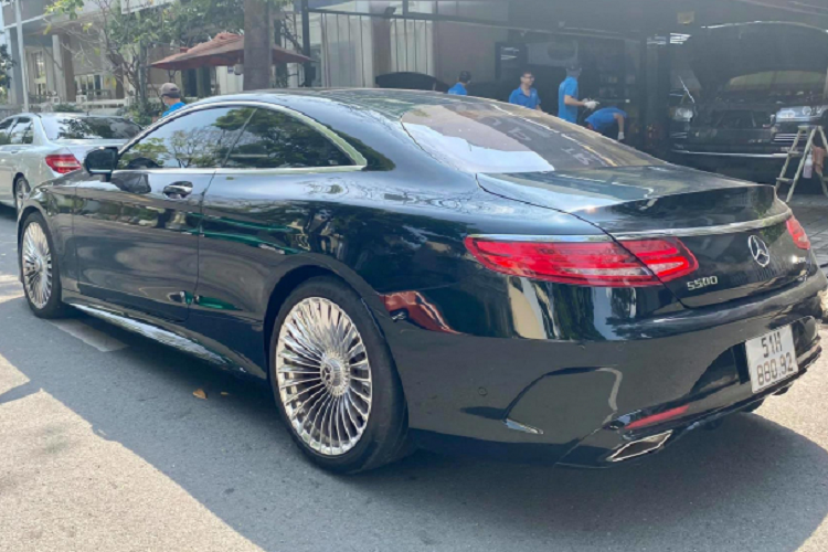 Sau gần 3 năm sử dụng, chiếc S400 4Matic Coupe đời 2018 có giá bán lại không dưới 4,7 tỷ đồng (giá tham khảo). Nói theo cách khác, người chơi đã bỏ ra hơn 1 tỷ đồng để trải nghiệm chiếc coupe đẳng cấp của Mercedes-Benz, một trải nghiệm chơi xe sang mà ít người có được.