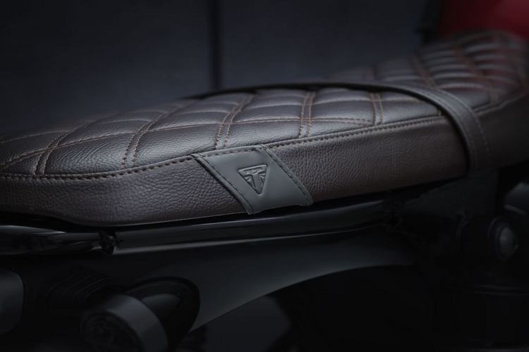 Một số trang bị nổi bật của Triumph Speed Twin thế hệ mới gồm có cổng sạc USB, chìa khoá từ và giám sát áp suất lốp... Triumph Speed Twin 2021 sẽ được bán ra tại Malaysia với 3 màu sắc, bao gồm màu Jet Black, màu Red Hopper và Matte Storm Grey.