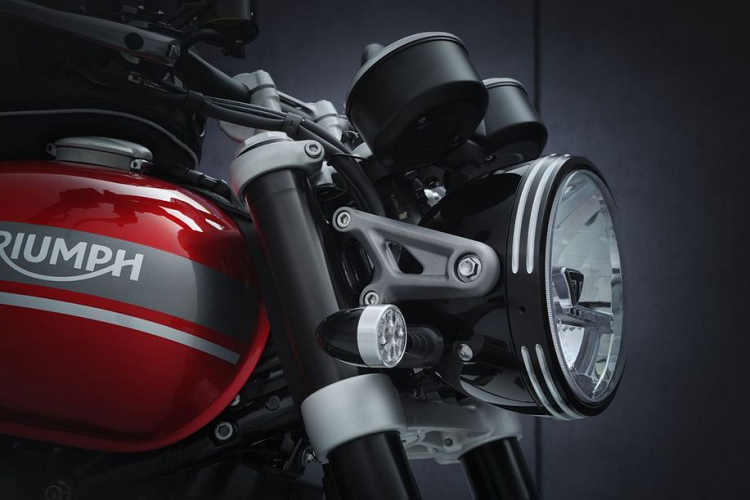 Một điểm mới nữa trên Triumph Speed Twin 2021 là được chuyển từ sử dụng dây ga truyền thống sang dạng bướm ga điện tử. Nhờ đó, xe có sẵn 3 chế độ lái, bao gồm Rain, Road và Sport.