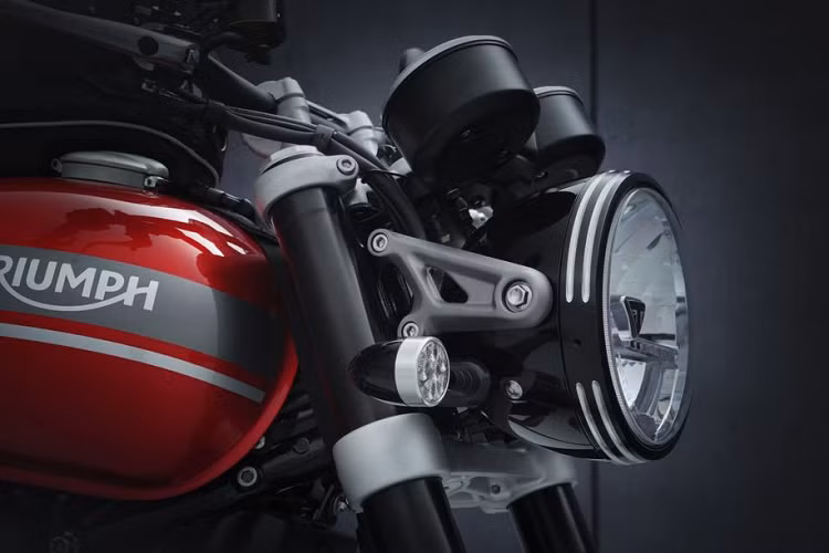 Một điểm mới nữa trên Triumph Speed Twin 2021 là được chuyển từ sử dụng dây ga truyền thống sang dạng bướm ga điện tử. Nhờ đó, xe có sẵn 3 chế độ lái, bao gồm Rain, Road và Sport.