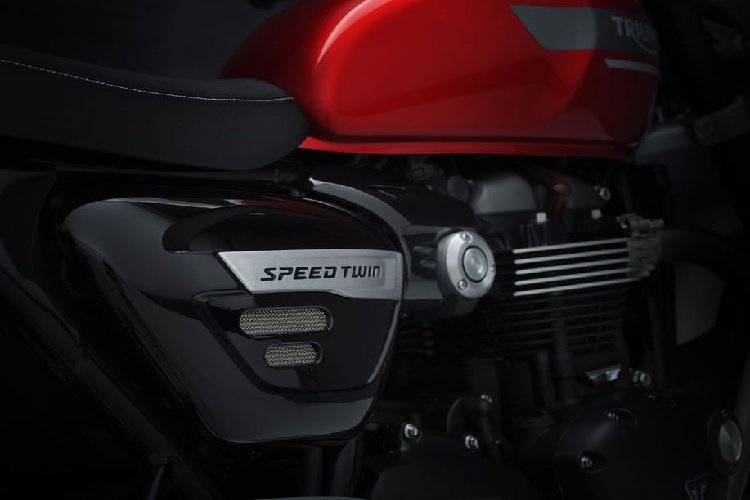 Theo công bố từ Triumph, Speed Twin 2021 có kích thước chiều dài cơ sở đạt 1.430 mm, chiều cao 1.110 mm, chiều rộng 760 mm và trọng lượng khô 196 kg.