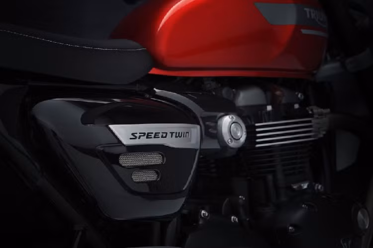 Theo công bố từ Triumph, Speed Twin 2021 có kích thước chiều dài cơ sở đạt 1.430 mm, chiều cao 1.110 mm, chiều rộng 760 mm và trọng lượng khô 196 kg.