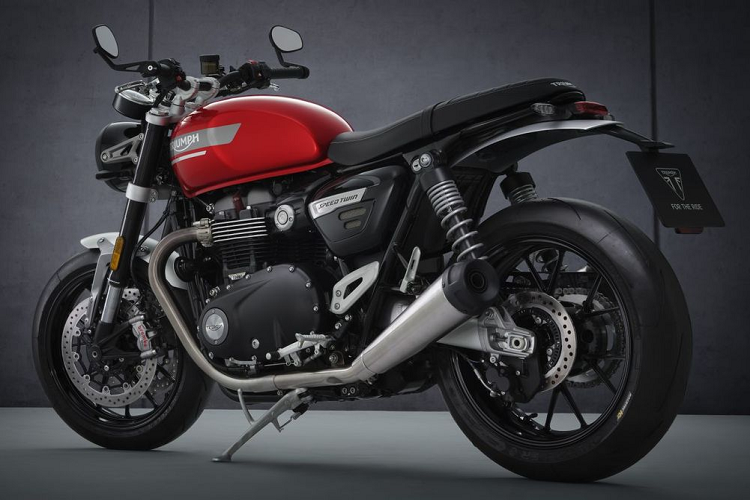 Về thiết kế tổng thể, mẫu xe môtô Triumph Speed Twin 2021 gần như không có sự khác biệt so với phiên bản tiền nhiệm. Sự thay đổi trên mẫu xe này chủ yếu đến từ việc tinh chỉnh sức mạnh của động cơ. Cụ thể, Triumph Speed Twin 2021 sử dụng khối động cơ 1.200 cc, 2 xy-lanh, chia sẻ với dòng xe Thruxton R, sản sinh công suất tối đa 98,5 mã lực tại 7.250 vòng/phút và 112 Nm mô-men xoắn tại 4.250 vòng/phút.