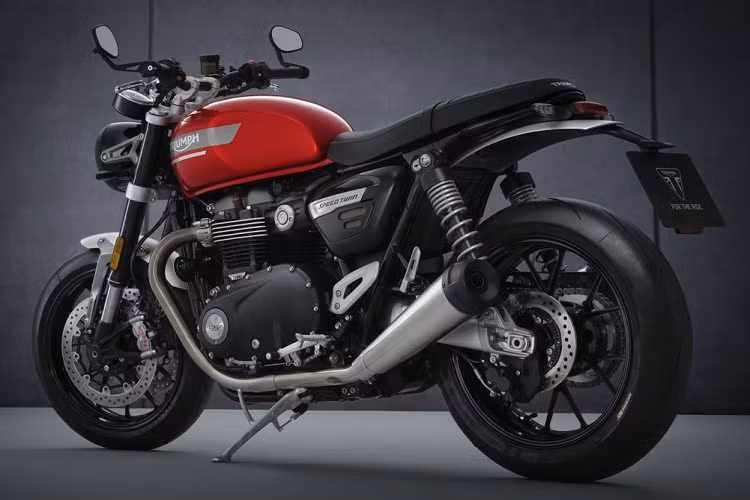 Về thiết kế tổng thể, mẫu xe môtô Triumph Speed Twin 2021 gần như không có sự khác biệt so với phiên bản tiền nhiệm. Sự thay đổi trên mẫu xe này chủ yếu đến từ việc tinh chỉnh sức mạnh của động cơ. Cụ thể, Triumph Speed Twin 2021 sử dụng khối động cơ 1.200 cc, 2 xy-lanh, chia sẻ với dòng xe Thruxton R, sản sinh công suất tối đa 98,5 mã lực tại 7.250 vòng/phút và 112 Nm mô-men xoắn tại 4.250 vòng/phút.