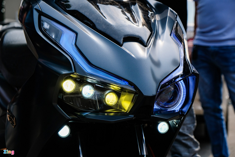 Một chiếc Air Blade 2020 được chủ nhân độ lại dàn đèn trước theo phong cách bất đối xứng. Phong cách này từng là đặc điểm nhận diện của "cá mập" BMW S 1000 RR. Theo một người chơi xe, dàn đèn này có giá không dưới 10 triệu đồng.