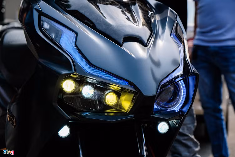 Một chiếc Air Blade 2020 được chủ nhân độ lại dàn đèn trước theo phong cách bất đối xứng. Phong cách này từng là đặc điểm nhận diện của "cá mập" BMW S 1000 RR. Theo một người chơi xe, dàn đèn này có giá không dưới 10 triệu đồng.