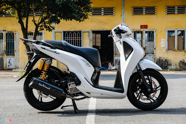 Nổi bật là chiếc SH 150i màu trắng xen kẽ màu đen của carbon. Ngoài carbon, chiếc SH còn được trang bị ống xả LeoVince carbon, giảm xóc Ohlins, kẹp phanh Brembo... Theo chủ xe, tổng số tiền độ chiếc xe này đã vượt mốc 200 triệu đồng.