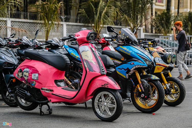 Chiếc Vespa Sprint được khoác lên lớp áo màu hồng với chủ đề Big City Boy đi kèm một số trang bị hàng hiệu như bộ mâm, tay phanh...