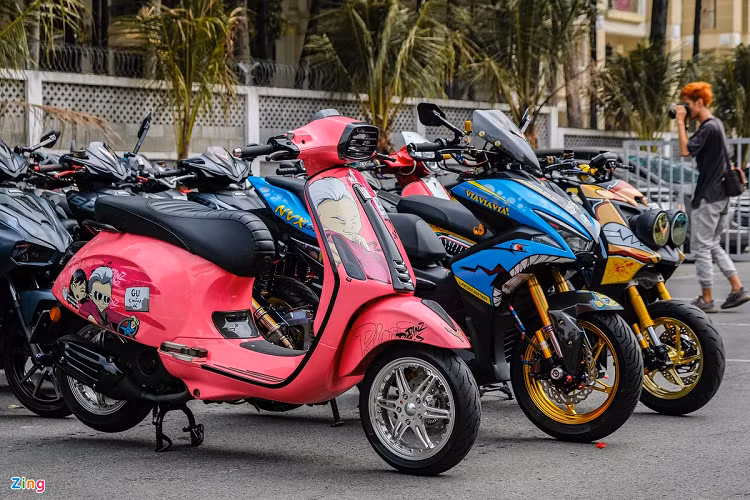 Chiếc Vespa Sprint được khoác lên lớp áo màu hồng với chủ đề Big City Boy đi kèm một số trang bị hàng hiệu như bộ mâm, tay phanh...