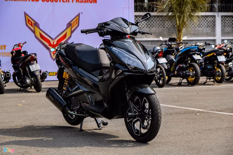 Chiếc Honda Air Blade đời cũ được phủ trong tone màu đen. Tuy nhiên, phần lớn bề mặt thân xe là sợi carbon. Dàn trang bị đắt tiền trên chiếc Air Blade gồm tay phanh Brembo, kẹp phanh Anchor, giảm xóc Ohlins, đồng hồ Koso... 