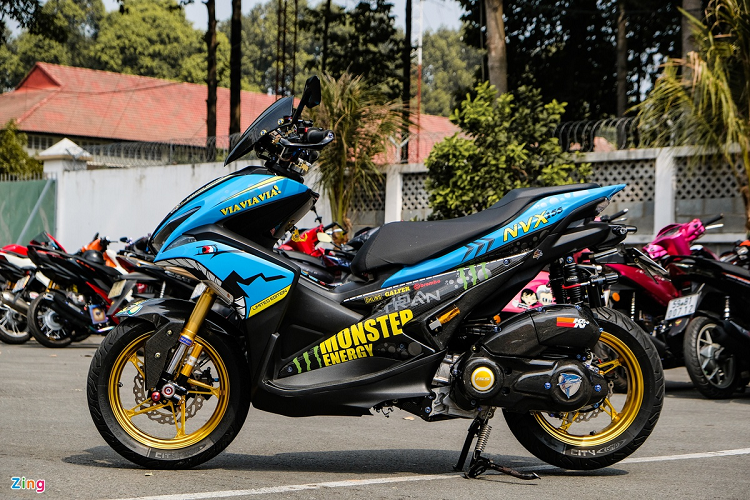 Một mẫu xe khác của Yamaha là chiếc NVX cũng được độ khá bắt mắt. Chiếc tay ga của Yamaha được khoác lên lớp áo lấy cảm hứng từ chiếc mũ AGV Pista Misano năm 2015 của tay đua Valentino Rossi. Xe cũng sở hữu một số trang bị hàng hiệu như giảm xóc trước MSP DDS, giảm xóc sau K-Tech, kẹp phanh Brembo... 