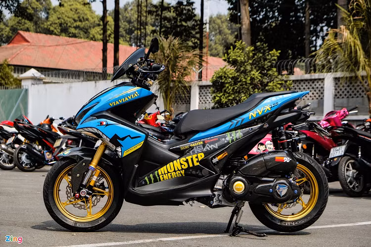 Một mẫu xe khác của Yamaha là chiếc NVX cũng được độ khá bắt mắt. Chiếc tay ga của Yamaha được khoác lên lớp áo lấy cảm hứng từ chiếc mũ AGV Pista Misano năm 2015 của tay đua Valentino Rossi. Xe cũng sở hữu một số trang bị hàng hiệu như giảm xóc trước MSP DDS, giảm xóc sau K-Tech, kẹp phanh Brembo... 