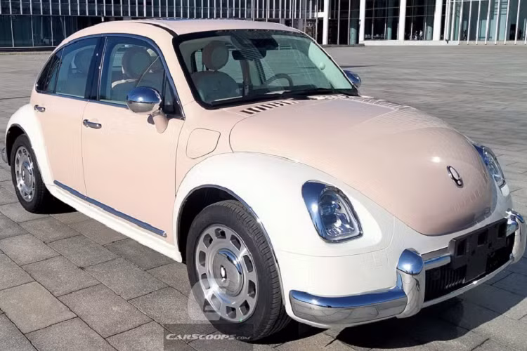 Nếu so với mẫu xe Punk Cat ra mắt trước đó, có thể thấy ORA Ballet Cat đã nhận được một số thay đổi ở ngoại thất, bao gồm đèn pha/đèn hậu hình tròn có phần đáy vát phẳng, đường viền chrome ở vòm bánh xe thanh mảnh hơn, cản va trước sửa đổi và lưới tản nhiệt rõ nét hơn.