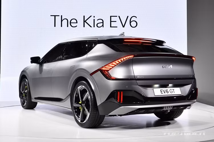 Tại Hàn Quốc, giá xe Kia EV6 2022 có mức bán ra khởi điểm từ 49,5 triệu KRW, tương đương khoảng 1,01 tỷ đồng. Thông tin về giá xe cũng như chi tiết trang bị Kia EV6 tại Việt Nam sẽ được cập nhật khi Kia Việt Nam hé lộ thêm trong tương lai.
